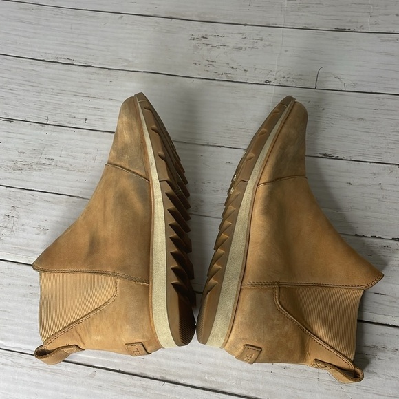 Sorel Harlow Waterproof Distressed Leather Butterscotch Chelsea Ankle Booties - Picture 5 of 10